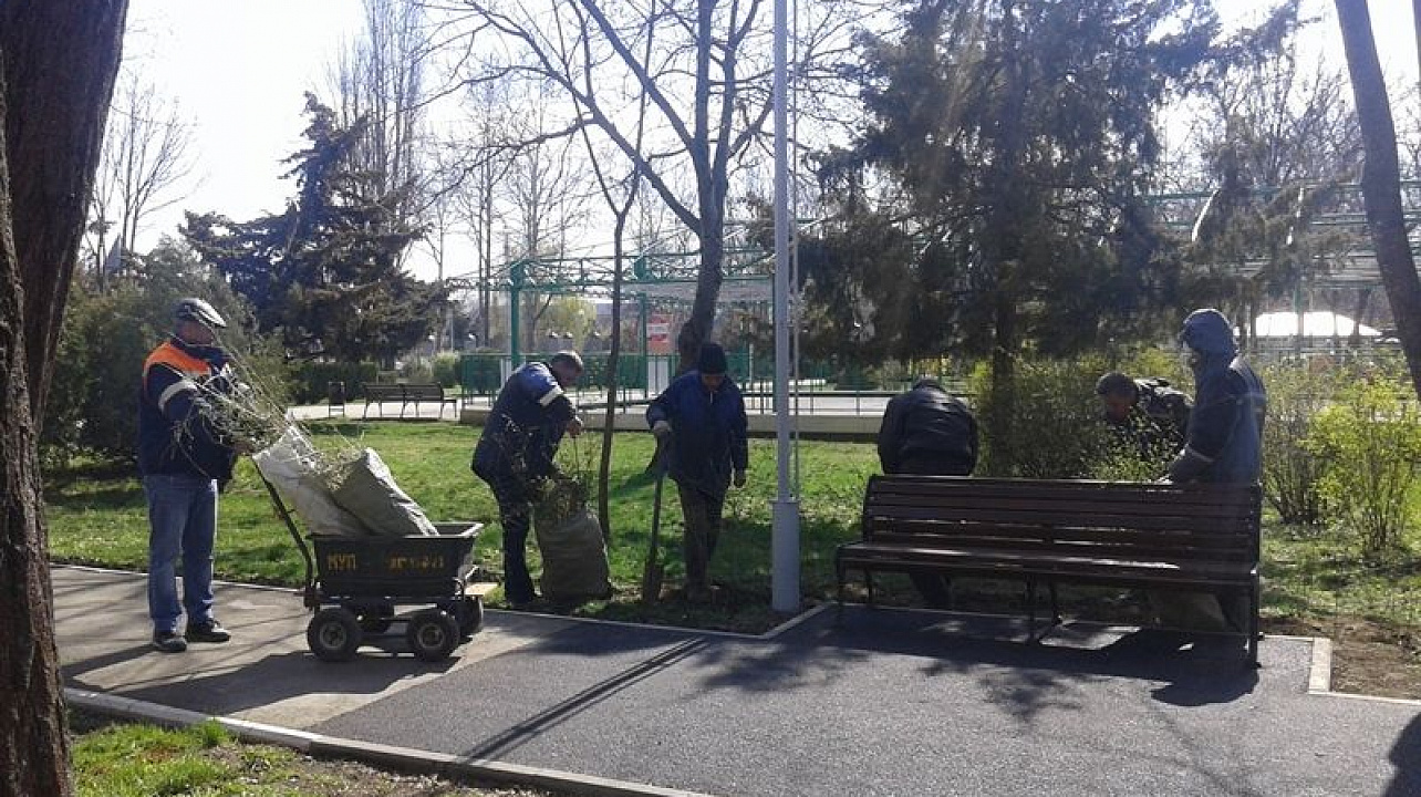 Масштабные работы по подготовке к весенне-летнему сезону прошли в парке им. 30-летия Победы