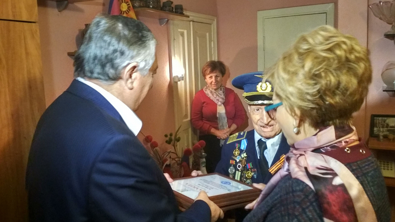 Ветерана Великой Отечественной войны поздравили с Днем воинской славы