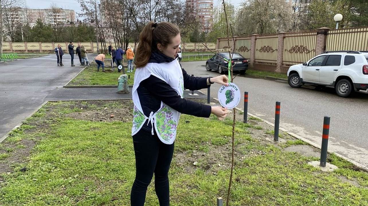 В Юбилейном микрорайоне высадили 30 деревьев в рамках акции «Сад памяти».jpg