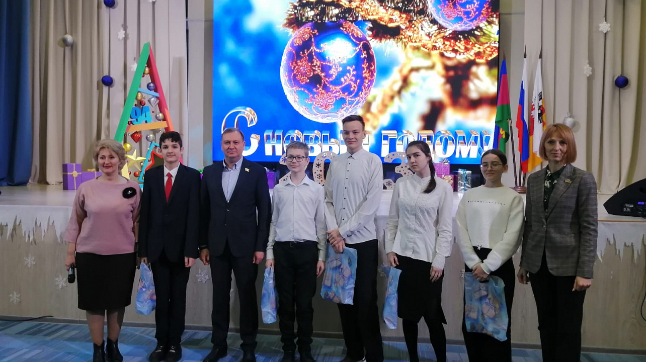 Светлана Ангальт и Алексей Бузмаков приняли участие в церемонии награждения одаренных учащихся школ избирательного округа №8