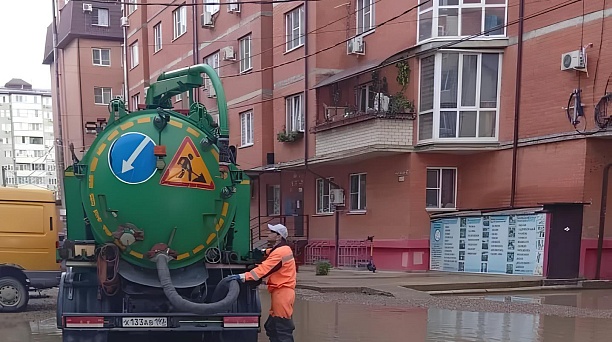 Из-за непогоды на улицах Краснодара работает водооткачивающая техника 