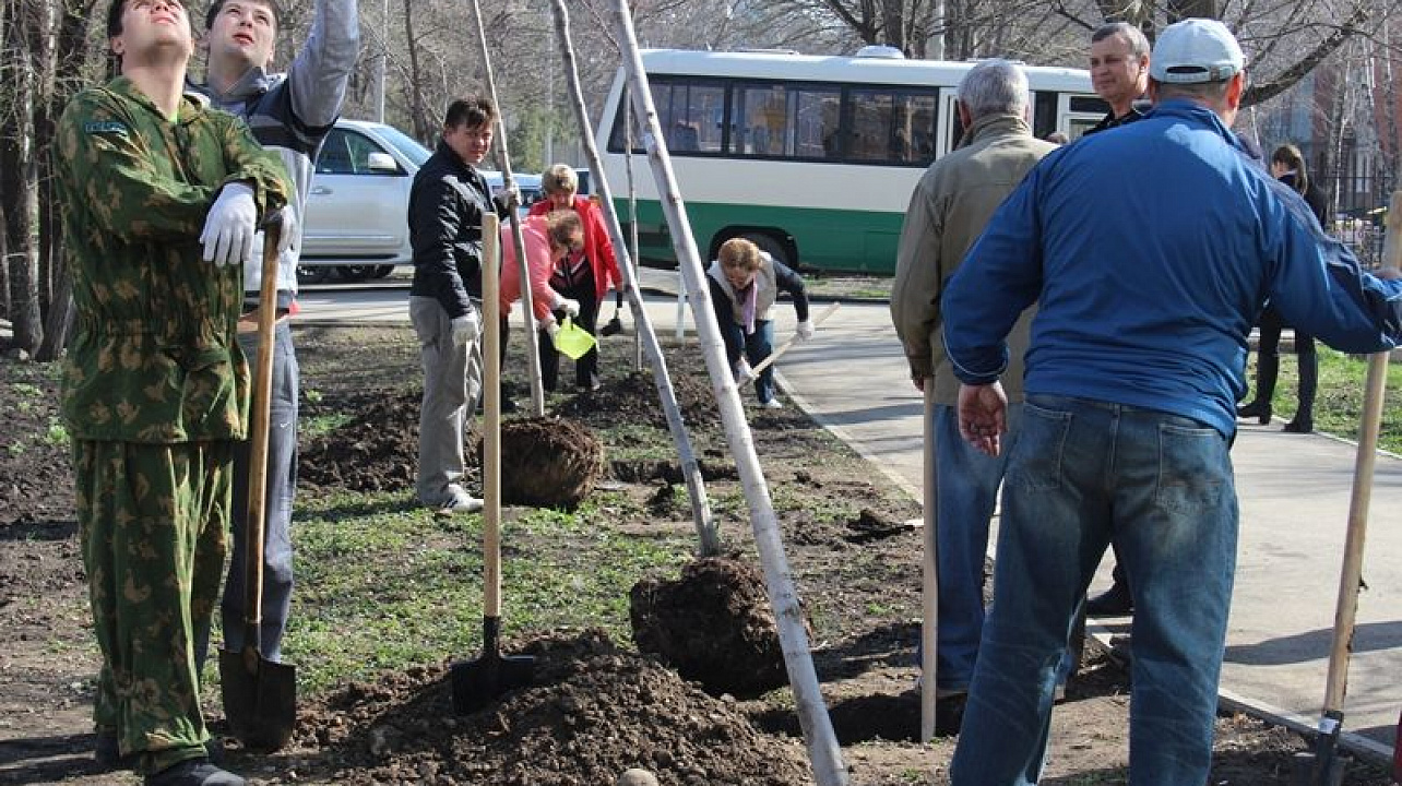 Депутаты активно работали на субботнике в Комсомольском
