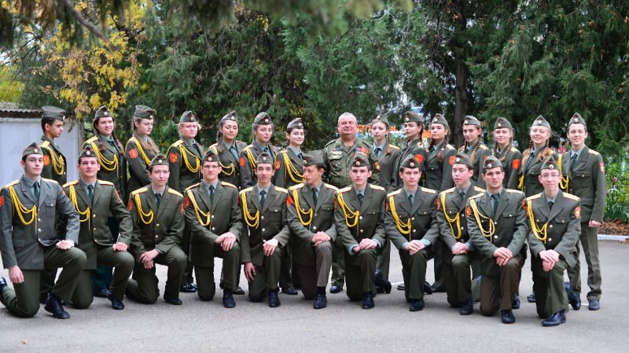 Ветеран-связист проводит урок Мужества.jpg