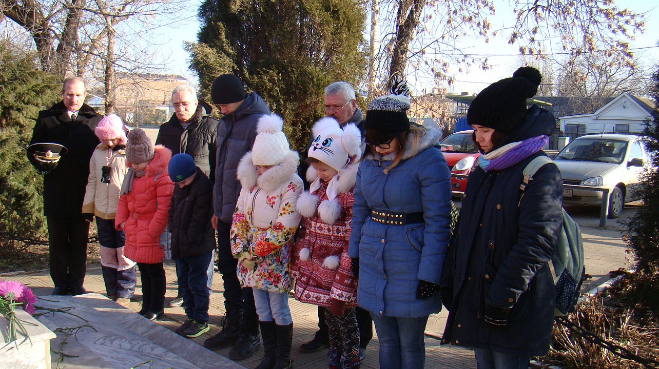 Школьники Западного округа приняли участие в возложении цветов на Пашковской переправе