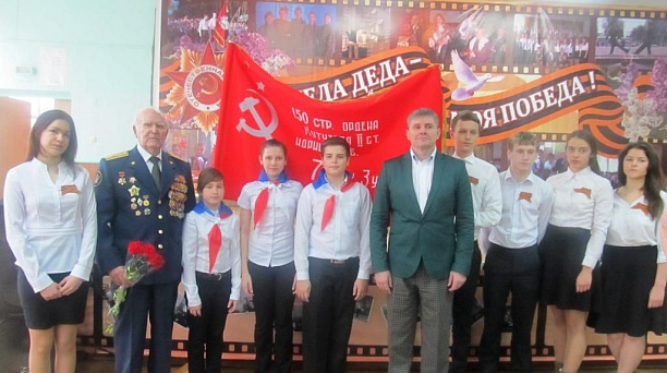 Учащиеся школы №42 Прикубанского округа пронесли «Знамя Победы» вместе с ветераном войны Николаем Жигаленко
