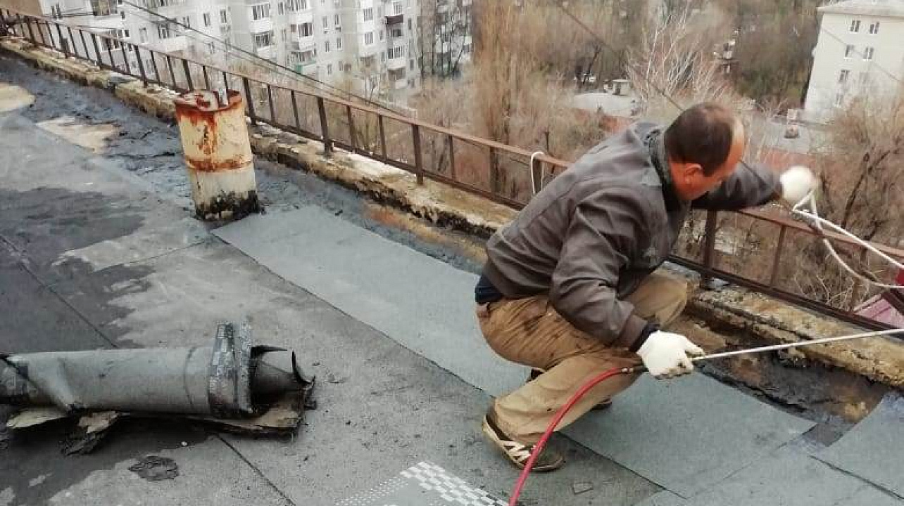 Подрядчик компенсирует ущерб жильцам подтопленных квартир в доме по ул. им. Благоева в Краснодаре