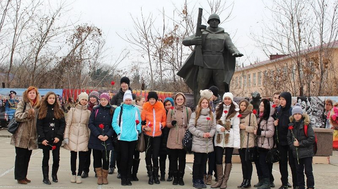 Школьники Западного округа провели акцию «Цветы у обелиска»