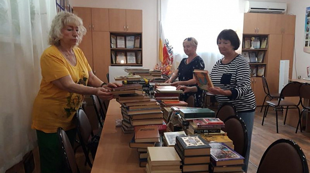 Жители Центрального округа собрали порядка 2 тысяч книг для библиотек Донецка, Луганска и Херсона