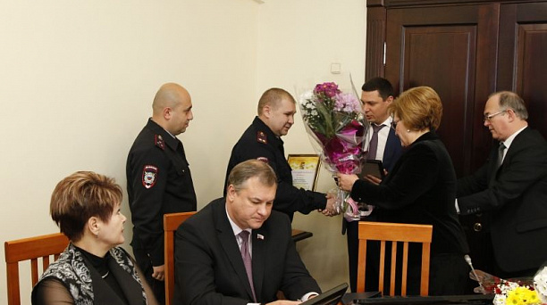 Евгений Первышов наградил краснодарских полицейских