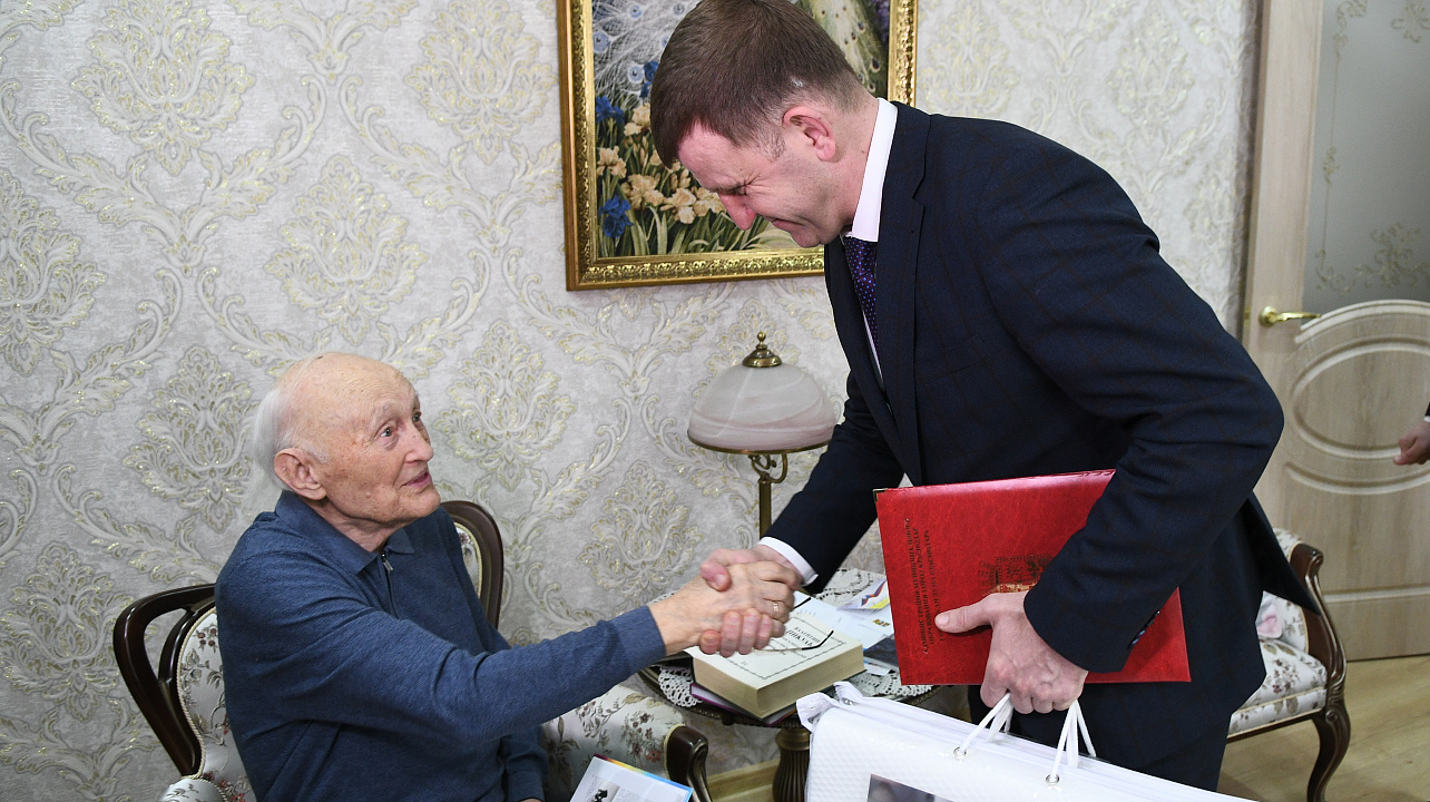 Глава Краснодара поздравил с вековым юбилеем ветерана и ученого Валентина Колбикова