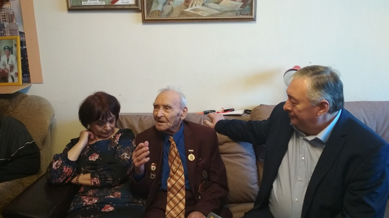 Председатель Городской Думы Краснодара и глава администрации Карасунского округа поздравили ветерана Николая Литвина с 76-й годовщиной освобождения Краснодара