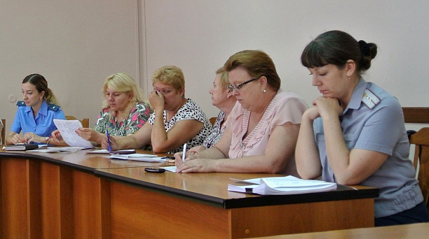 В администрации Западного округа прошло очередное заседание комиссии по делам несовершеннолетних и защите их прав