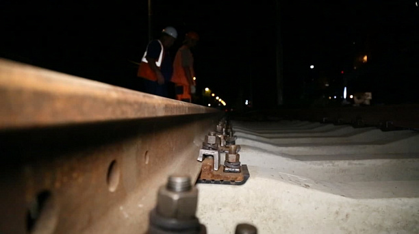 В Краснодаре продолжили укладку трамвайного полотна на ул. Московской