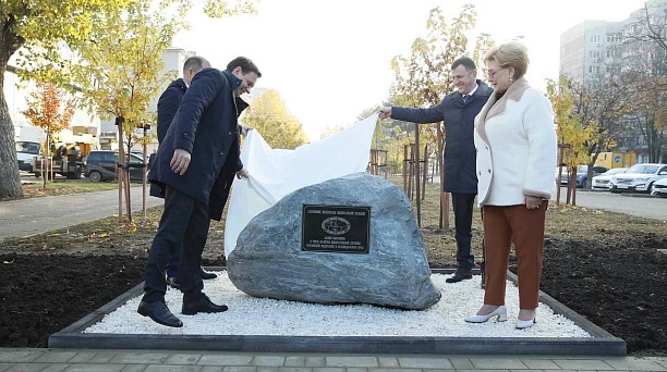 На Гагаринском бульваре Краснодара установили памятный камень в честь 30-летия избирательной системы Кубани