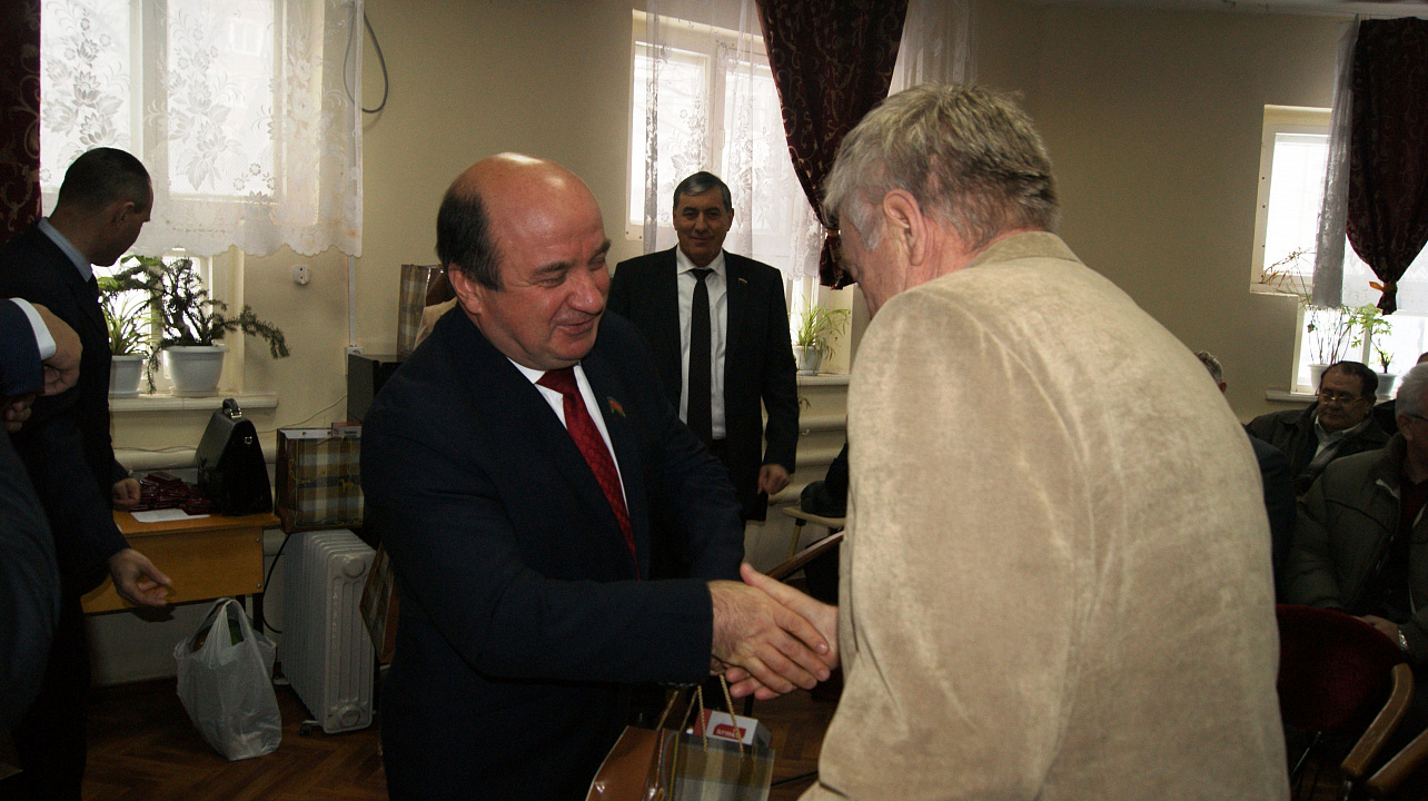 Глава Западного округа вручил  юбилейные медали ветеранам Афганистана