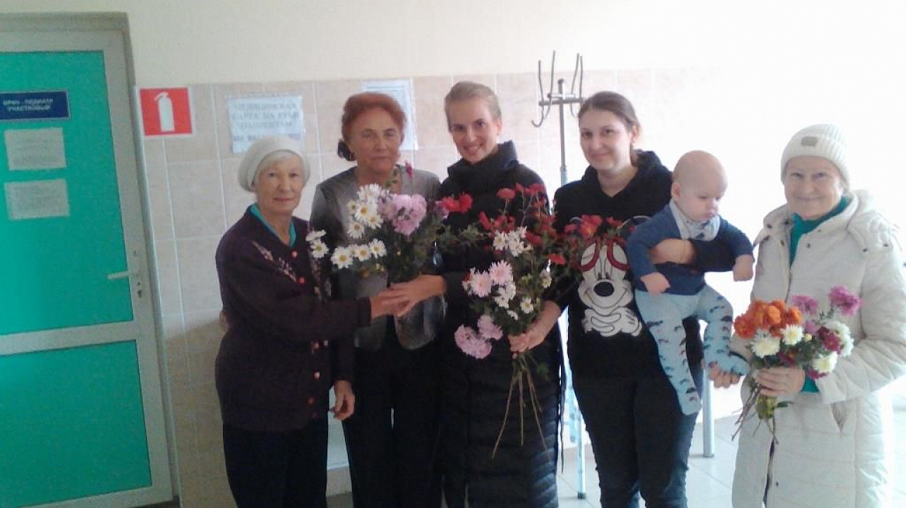 Жительниц поселка Индустриального поздравили с Днем матери