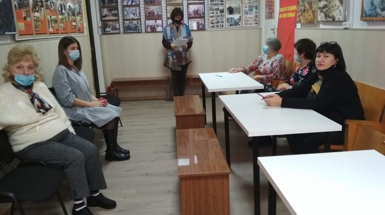 Общественники Гагаринского микрорайона "круглый стол" посвятили Дню Конституции Российской Федерации