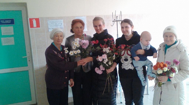 Жительниц поселка Индустриального поздравили с Днем матери