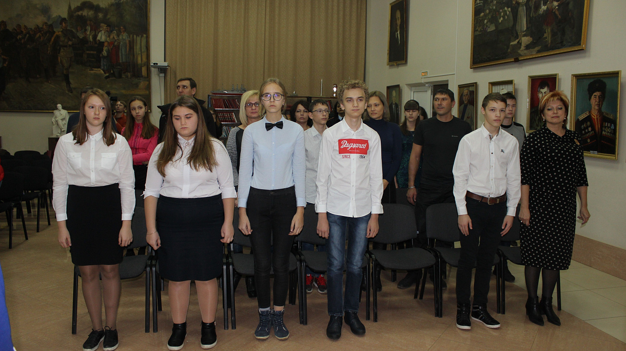 14-летним гражданам Западного округа торжественно вручили паспорта