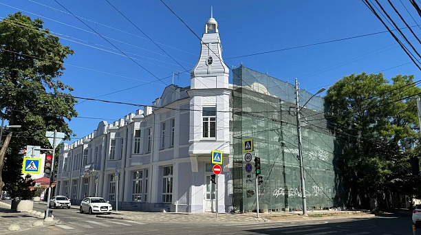 Евгений Наумов: Самые сложные работы по реставрации фасада исторического здания на пересечении ул. им. Чапаева и Красноармейской завершены