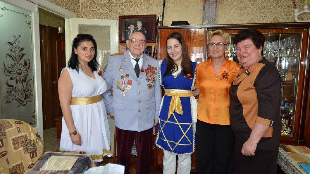 Молодёжь национально-культурных объединений – ветеранам Великой Отечественной войны (6).JPG