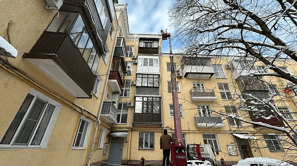 В Краснодаре крыши многоквартирных домов очищают от сосулек сотрудники УК и ТСЖ 