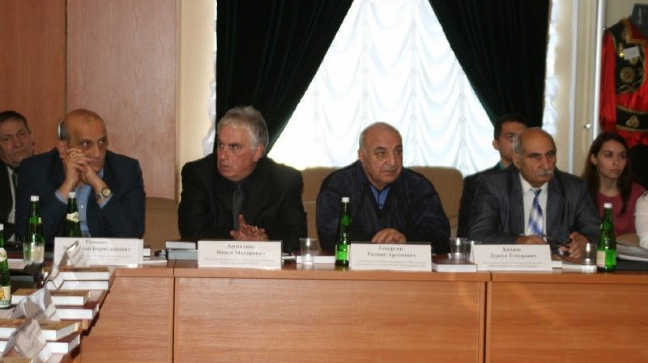 Учёные и практики обсудили проблемы межнациональных отношений в рамках (10).JPG