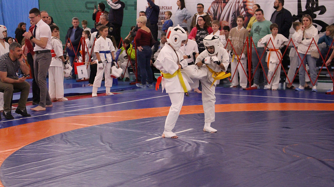 50 комплектов наград разыграли в Краснодаре на открытых городских спортивно-патриотических соревнованиях по киокусинкай