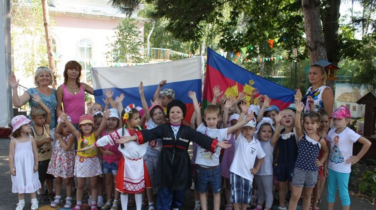 В детских садах Центрального округа прошли праздники, посвященные Дню государственного флага РФ