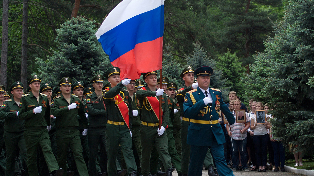 Торжественный марш курсантов военного института Кубанского ГАУ