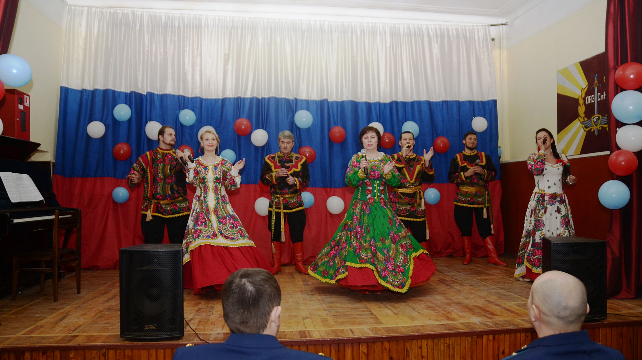 В Центральном округе состоялось праздничное мероприятие, посвященное Дню защитника Отечества, на котором поздравили военнослужащих войсковых частей № 3774, № 3692, № 6820, дислоцированных на территории округа. Творческие коллективы Городского дома культур