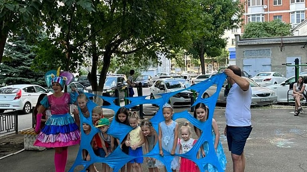 Во дворе дома по ул. Красной 156 прошел детский праздник «Прощай, лето!»