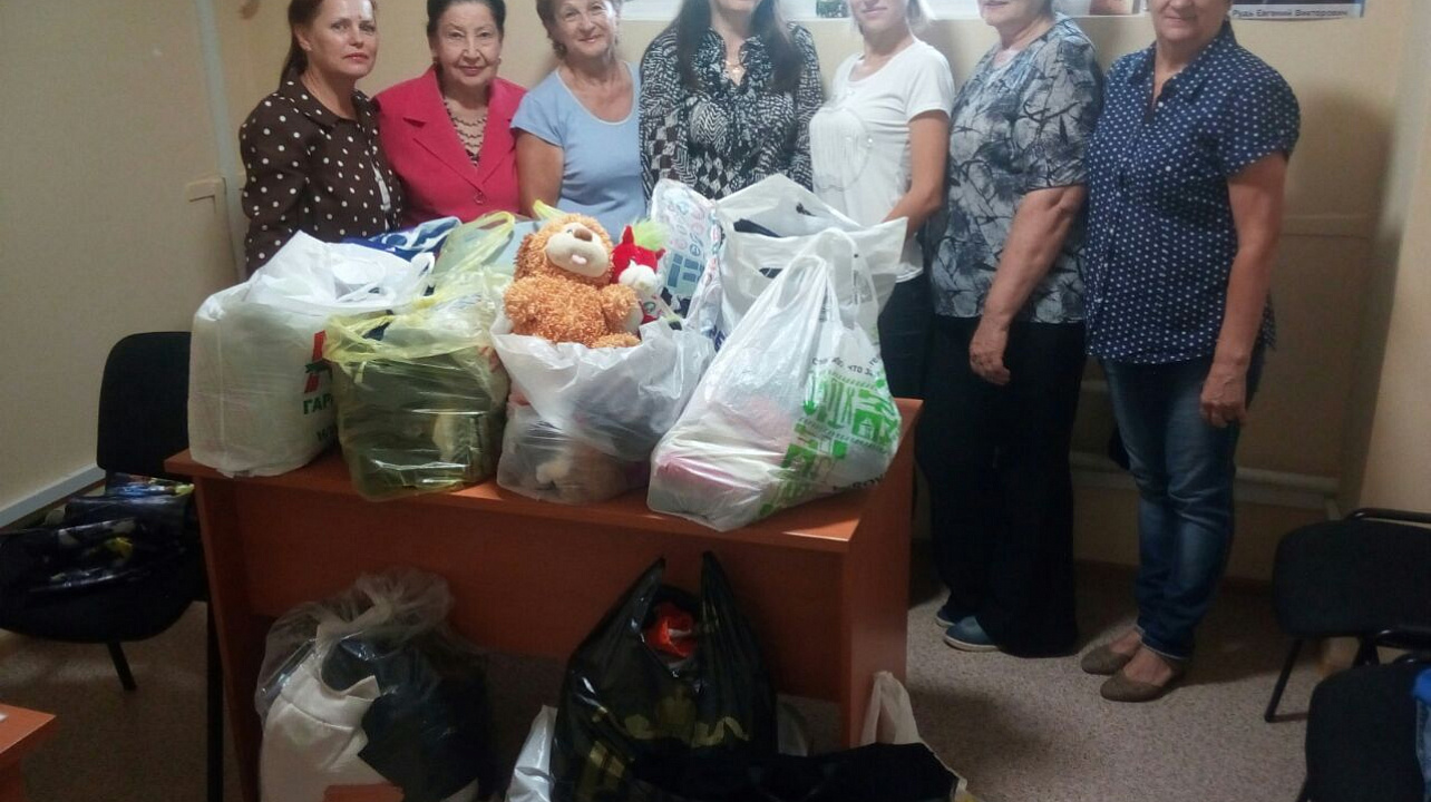 Специалисты ТЦ №19 и №20 передали подарки многодетной семье Подгорных