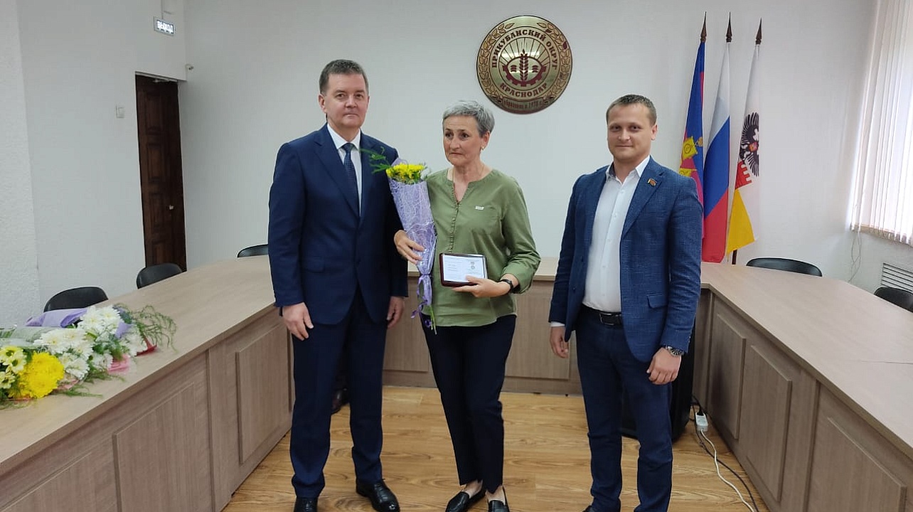 В администрации Прикубанского округа памятными медалями «За активное участие в территориальном общественном самоуправлении» наградили отличившихся общественников