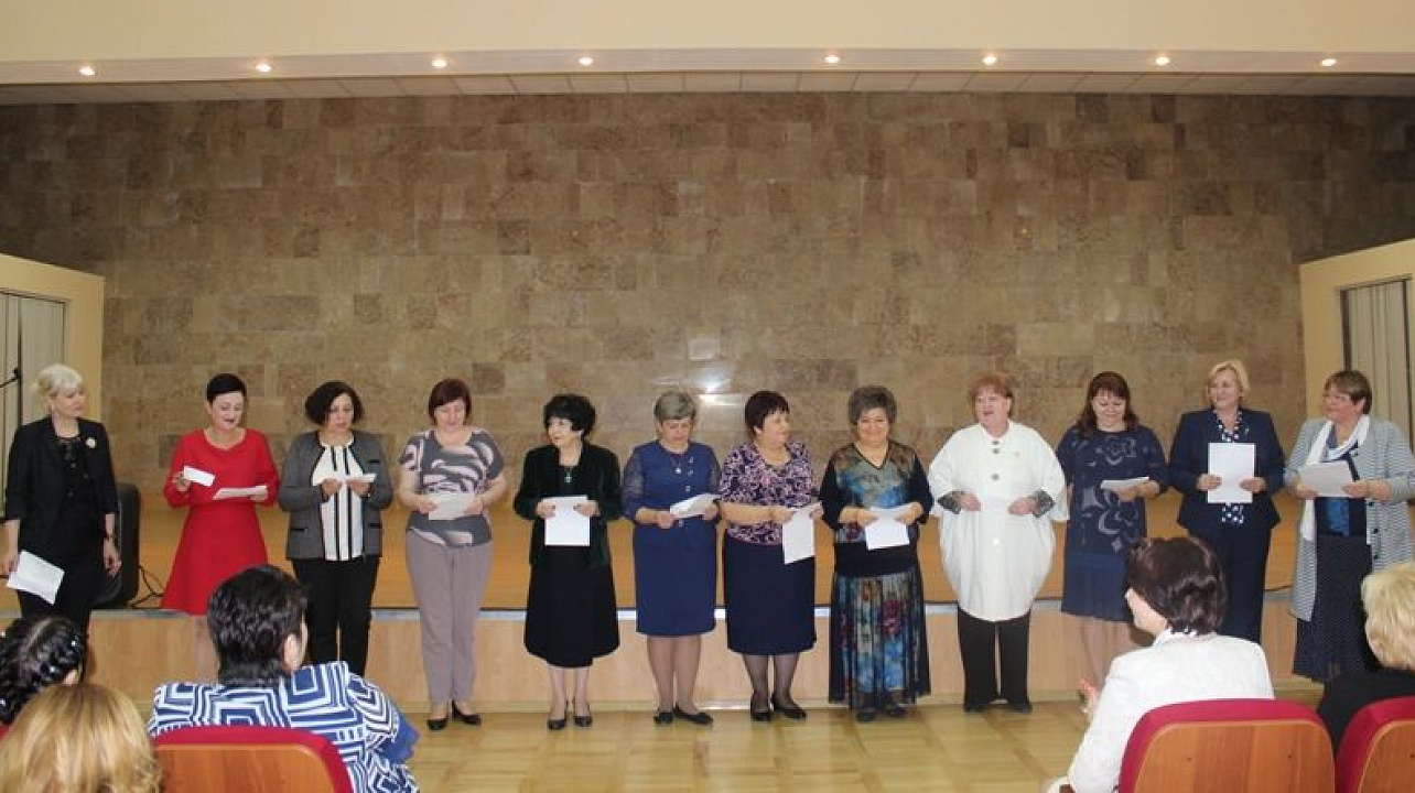 В администрации Центрального округа поздравили учителей с профессиональным праздником