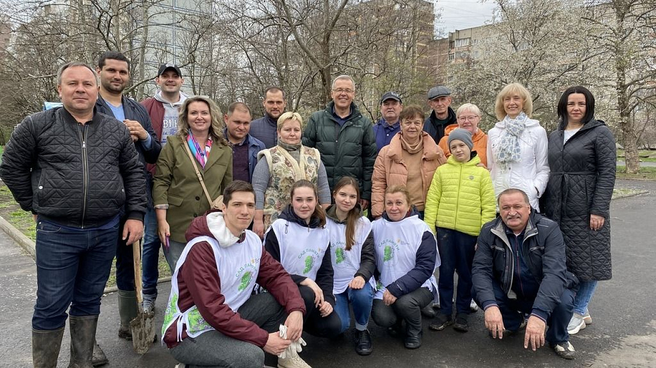 В Юбилейном микрорайоне высадили 30 деревьев в рамках акции «Сад памяти».jpg