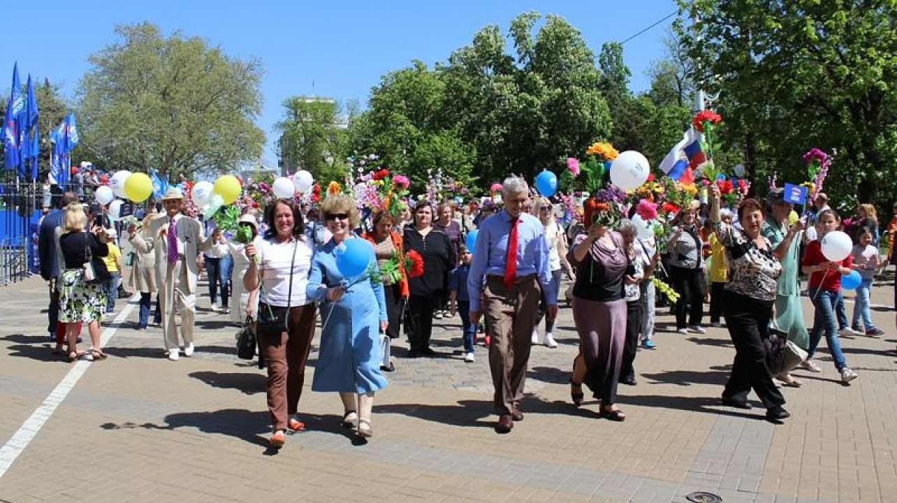 Жители Центрального округа приняли участие в первомайском шествии