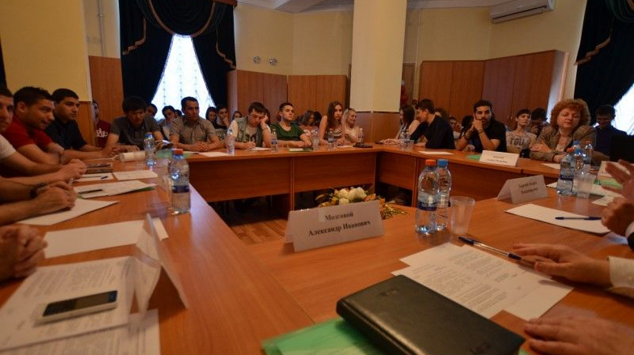 интернациональное заседание молодёжного круглого стола