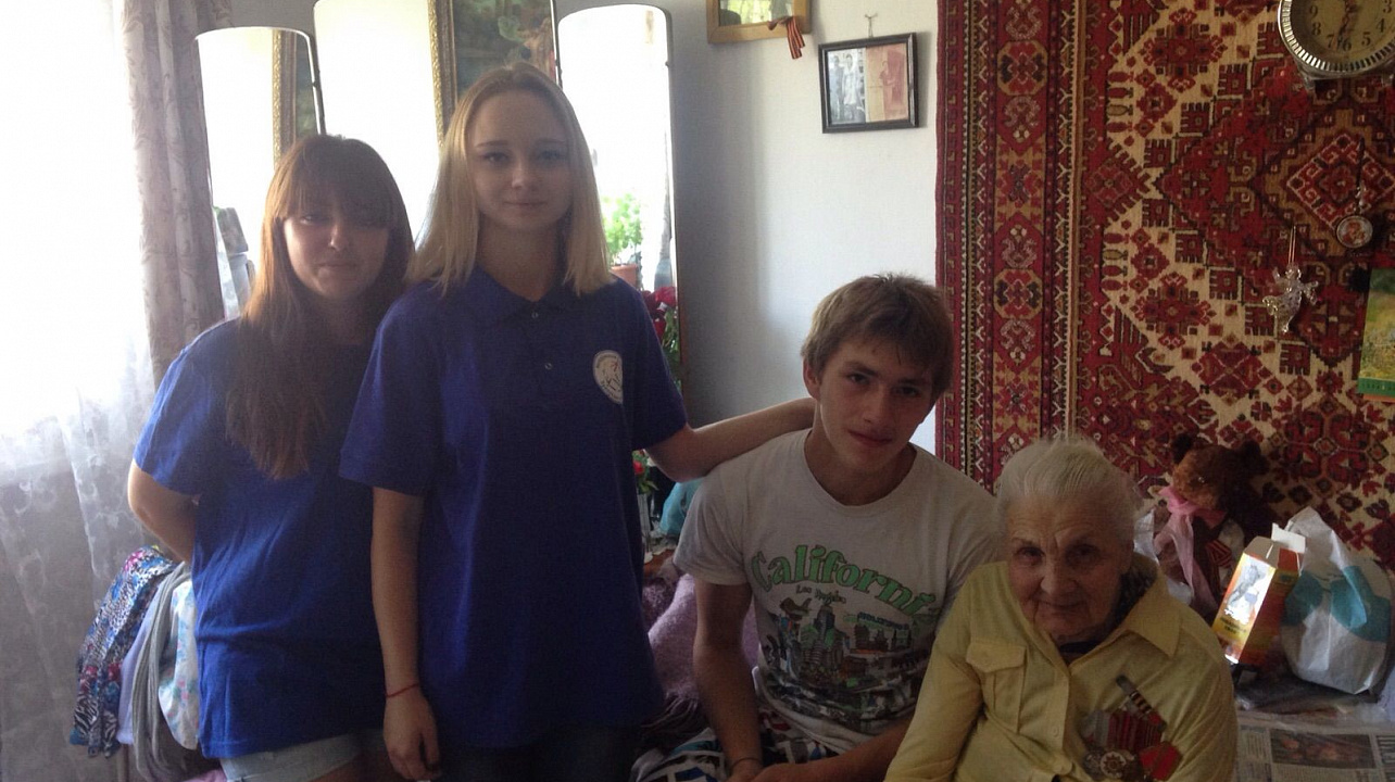 Молодые патриоты Прикубанского округа оказали помощь ветерану войны