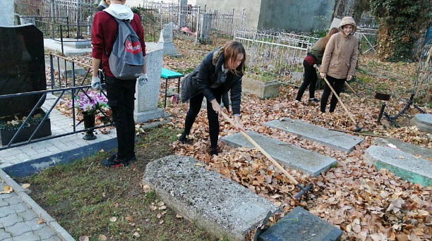 Актив Молодежного совета Западного округа навели порядок на Всесвятском кладбище