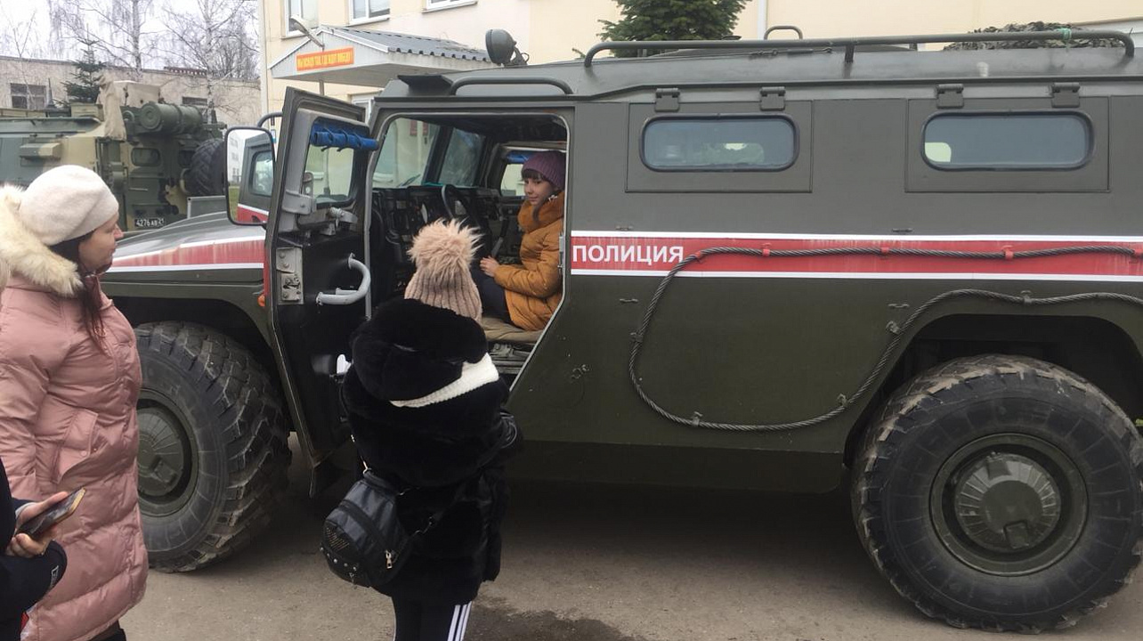 Казаки и ученики школы № 60 посетили воинскую часть