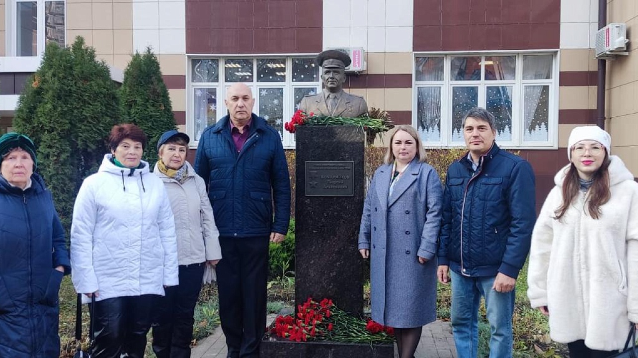 В День Героев Отечества в Прикубанском округе по традиции прошли возложения цветов у памятников воинам Великой Отечественной войны 