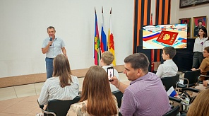 В День флага Российской Федерации юным гражданам Карасунского округа вручили паспорта
