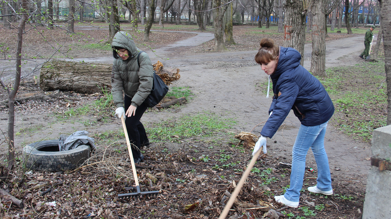 В сквере КСК прошел субботник