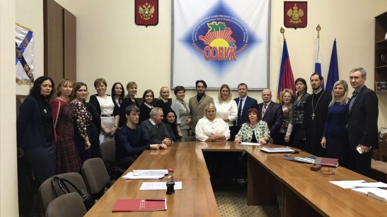 В Краснодаре состоялся установочный круглый стол в рамках проекта «Социально-правовое сопровождение семей с детьми-инвалидами «Синергия права».jpg