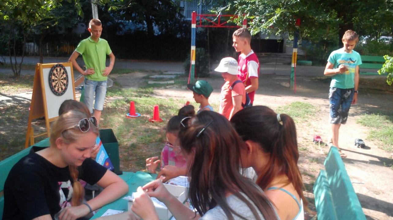 продолжают свою работу летние оздоровительные площадки для детей