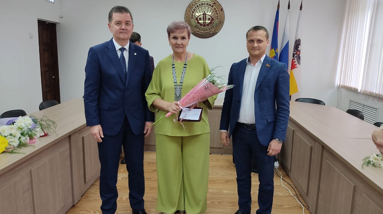 В администрации Прикубанского округа памятными медалями «За активное участие в территориальном общественном самоуправлении» наградили отличившихся общественников