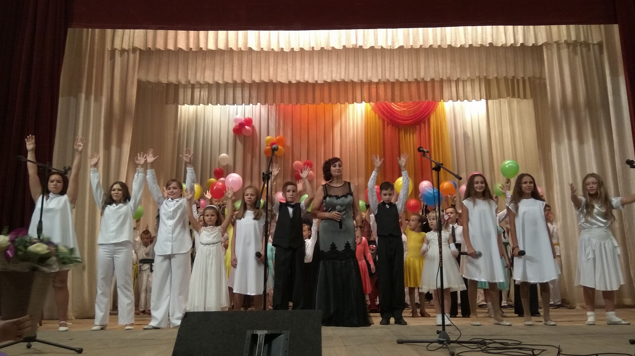 Новый сквер и праздничный концерт – подарок жителям поселка Лазурного