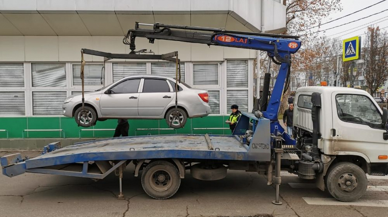 В Краснодаре незаконно припаркованный транспорт вдоль КубГУ отправили на штрафстоянку