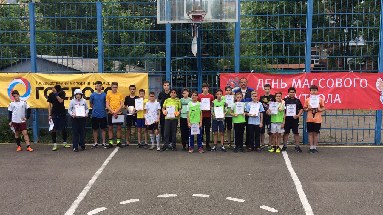 Команды краснодарской Лиги дворового футбола провели матч посвященный Дню массового футбола